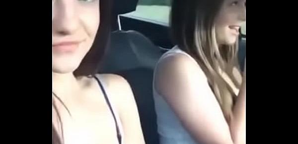  Chicas moviendo el culo en calzones en el auto